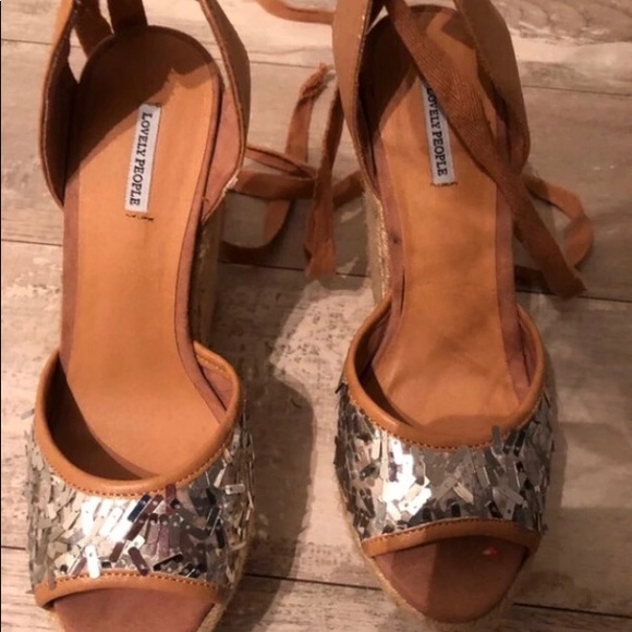 🛍absolutely adorable sequence wedges size 7 brand new! - Picture 3 of 5